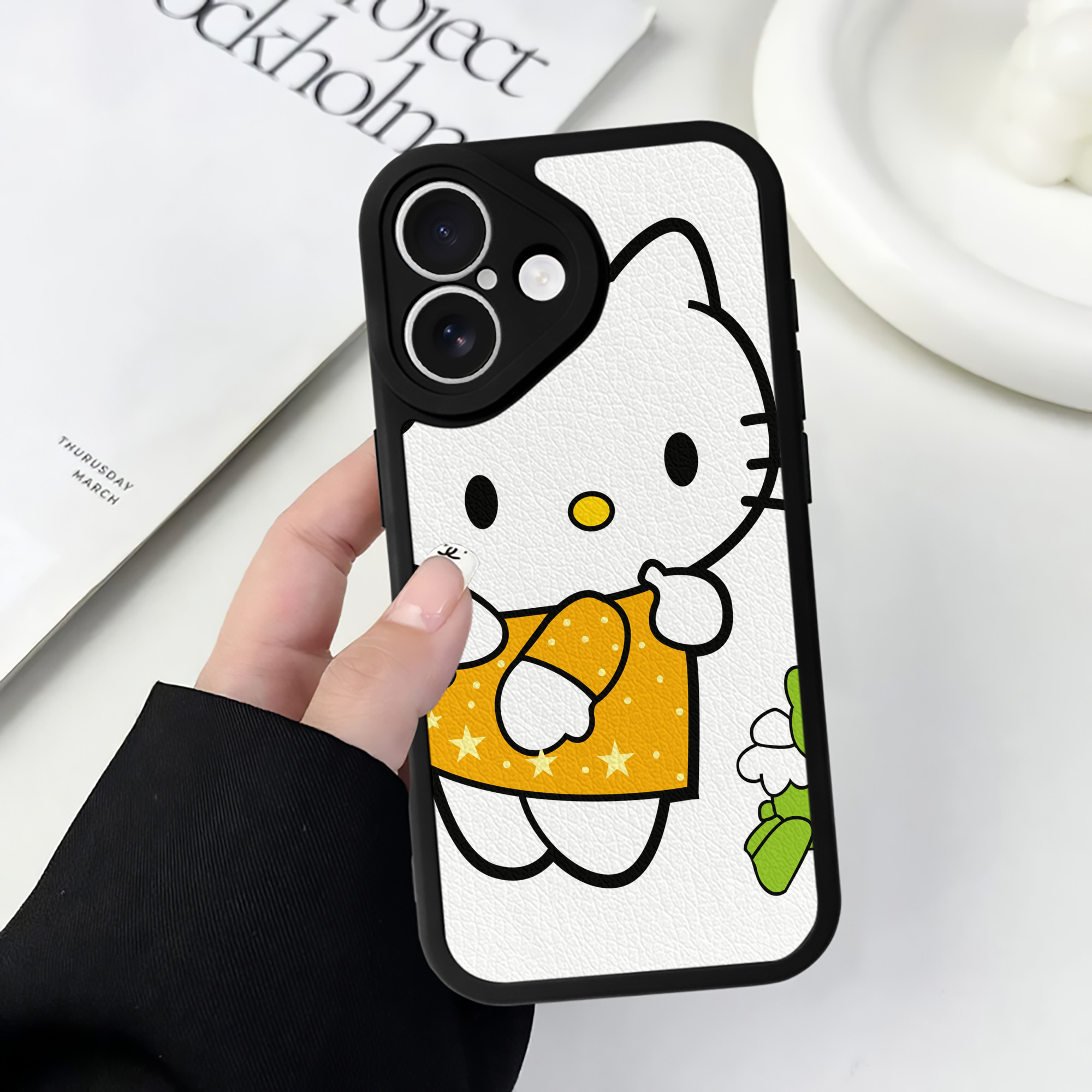 （画像用） Hello Kitty ハローキティ 【iPhone 16シリーズ対応】シリコンスマホケース（レザー調） 材質：シリコン